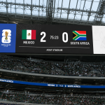 Tabellone dello stadio che mostra il risultato di Messico 2-0 Sudafrica durante i Mondiali 2026.