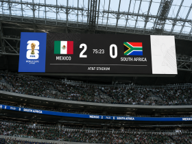 Tabellone dello stadio che mostra il risultato di Messico 2-0 Sudafrica durante i Mondiali 2026.