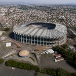 Veduta aerea dello Stadio Azteca a Città del Messico con i quartieri circostanti