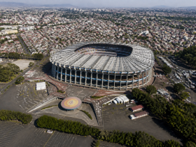 Veduta aerea dello Stadio Azteca a Città del Messico con i quartieri circostanti