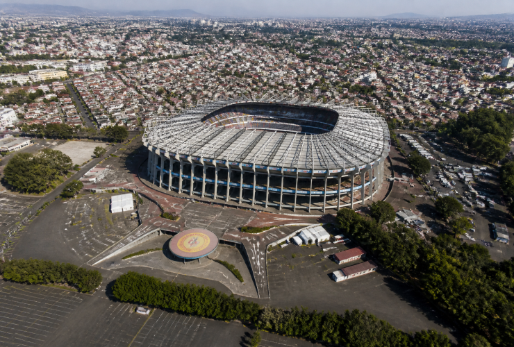Veduta aerea dello Stadio Azteca a Città del Messico con i quartieri circostanti