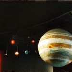 Un modello del sistema solare con i pianeti è esposto in un museo scientifico.