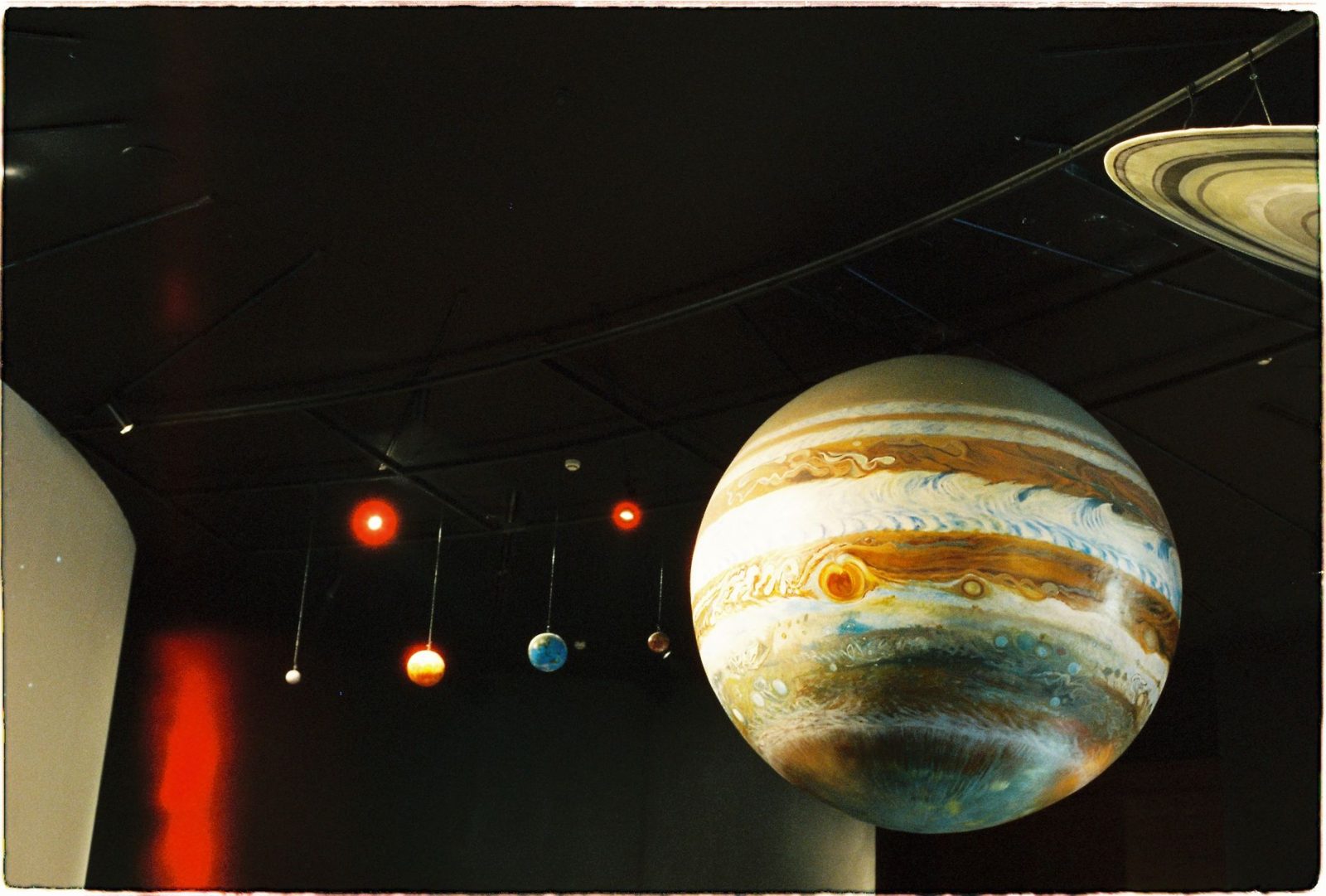 Un modello del sistema solare con i pianeti è esposto in un museo scientifico.