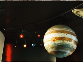 Un modello del sistema solare con i pianeti è esposto in un museo scientifico.