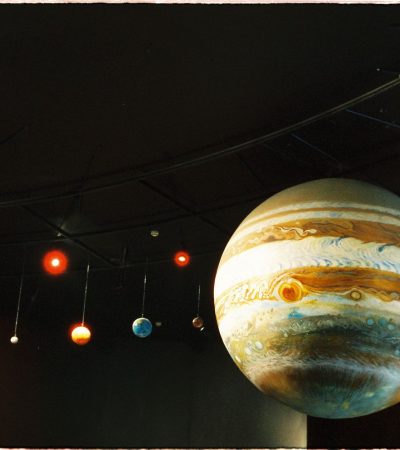 Un modello del sistema solare con i pianeti è esposto in un museo scientifico.