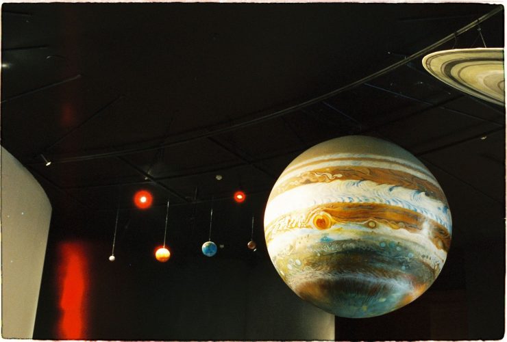 Un modello del sistema solare con i pianeti è esposto in un museo scientifico.