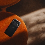 Motorola Signature 27 in finitura Pantone Coal Smoke