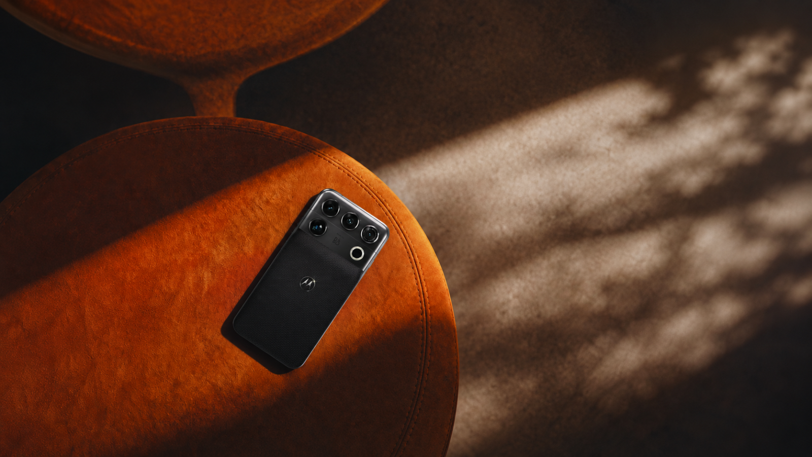 Motorola Signature 27 in finitura Pantone Coal Smoke