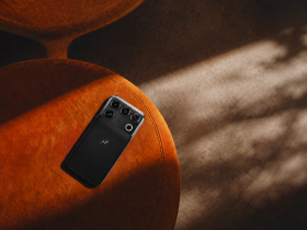 Motorola Signature 27 in finitura Pantone Coal Smoke