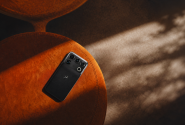 Motorola Signature 27 in finitura Pantone Coal Smoke