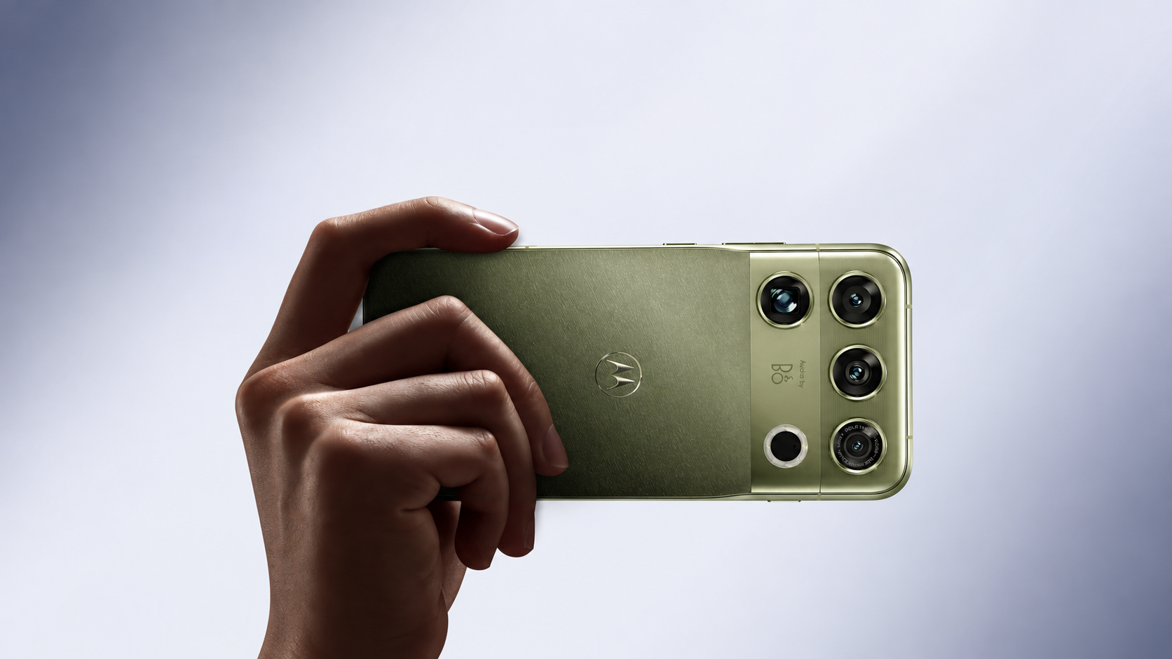 Motorola Signature 27 in finitura Pantone Capulet Olive