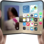 iPhone Duo aperto con il display interno: immagine ufficiale Apple