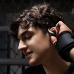 Persona che indossa gli auricolari open-ear Shokz OpenFit Air 2
