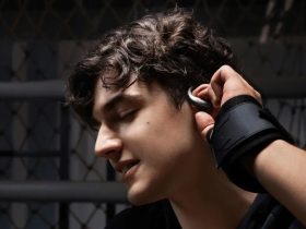 Persona che indossa gli auricolari open-ear Shokz OpenFit Air 2