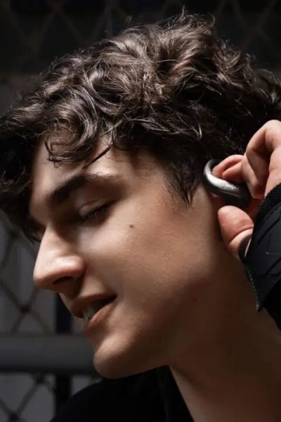 Persona che indossa gli auricolari open-ear Shokz OpenFit Air 2