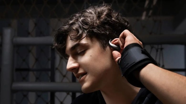 Persona che indossa gli auricolari open-ear Shokz OpenFit Air 2