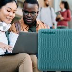 Hard disk Toshiba Canvio Advance verde con studenti e notebook sullo sfondo