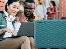 Hard disk Toshiba Canvio Advance verde con studenti e notebook sullo sfondo