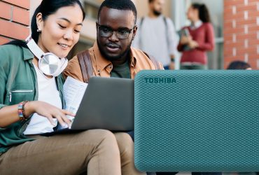 Hard disk Toshiba Canvio Advance verde con studenti e notebook sullo sfondo