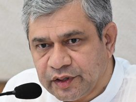 Ritratto ufficiale di Ashwini Vaishnaw, ministro indiano dell'Elettronica che promette smartphone indiani entro il 2028