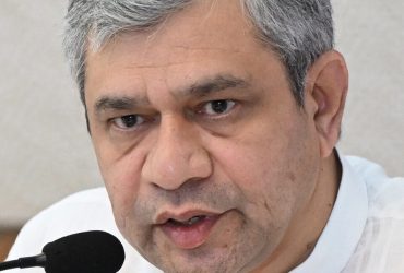 Ritratto ufficiale di Ashwini Vaishnaw, ministro indiano dell'Elettronica che promette smartphone indiani entro il 2028