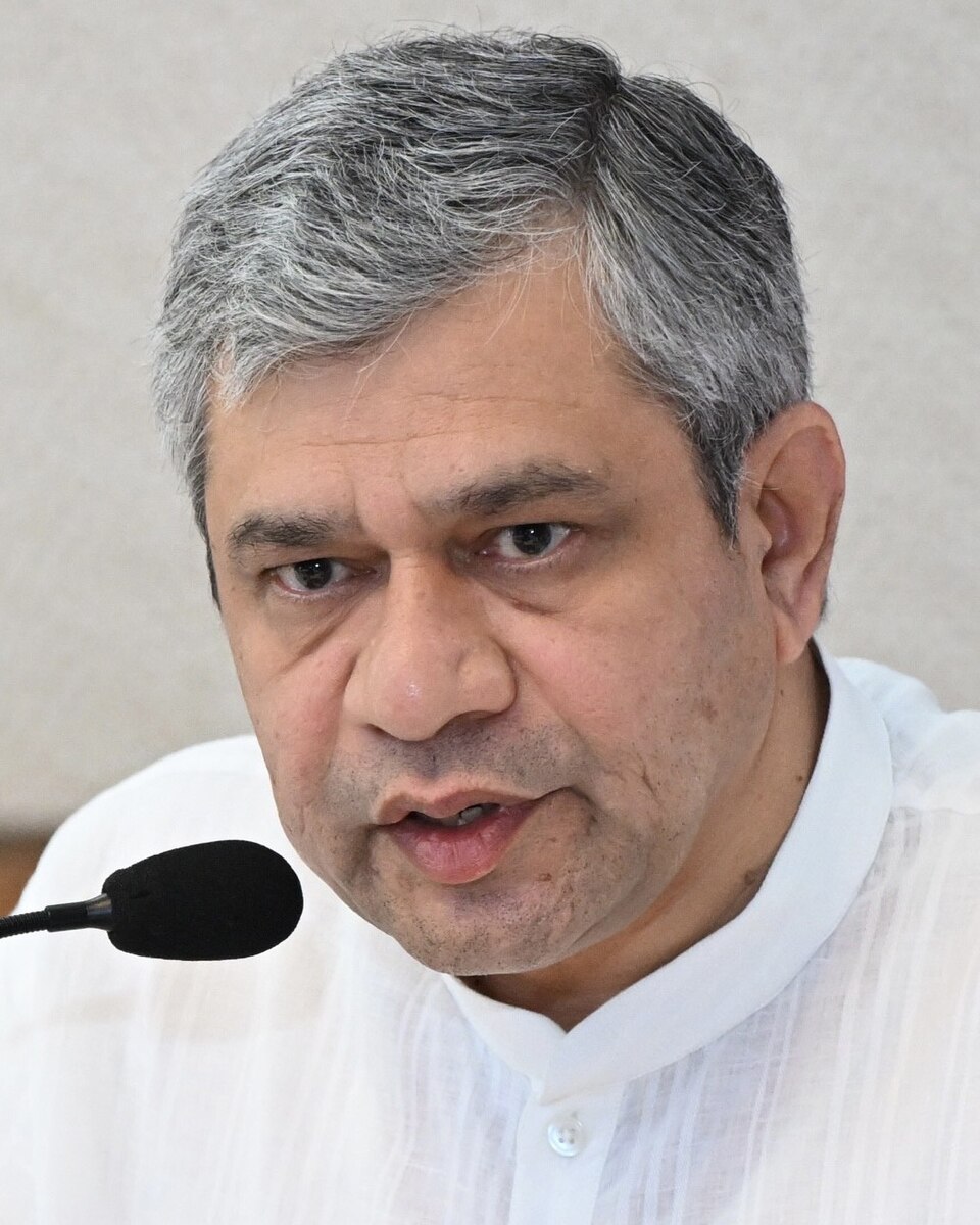 Ritratto ufficiale di Ashwini Vaishnaw, ministro indiano dell'Elettronica che promette smartphone indiani entro il 2028