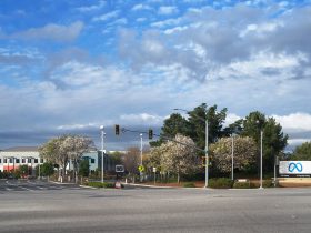 L'ingresso della sede di Meta Platforms a Menlo Park, in California, con il logo dell'azienda