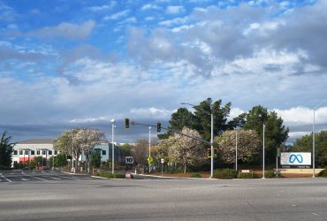 L'ingresso della sede di Meta Platforms a Menlo Park, in California, con il logo dell'azienda
