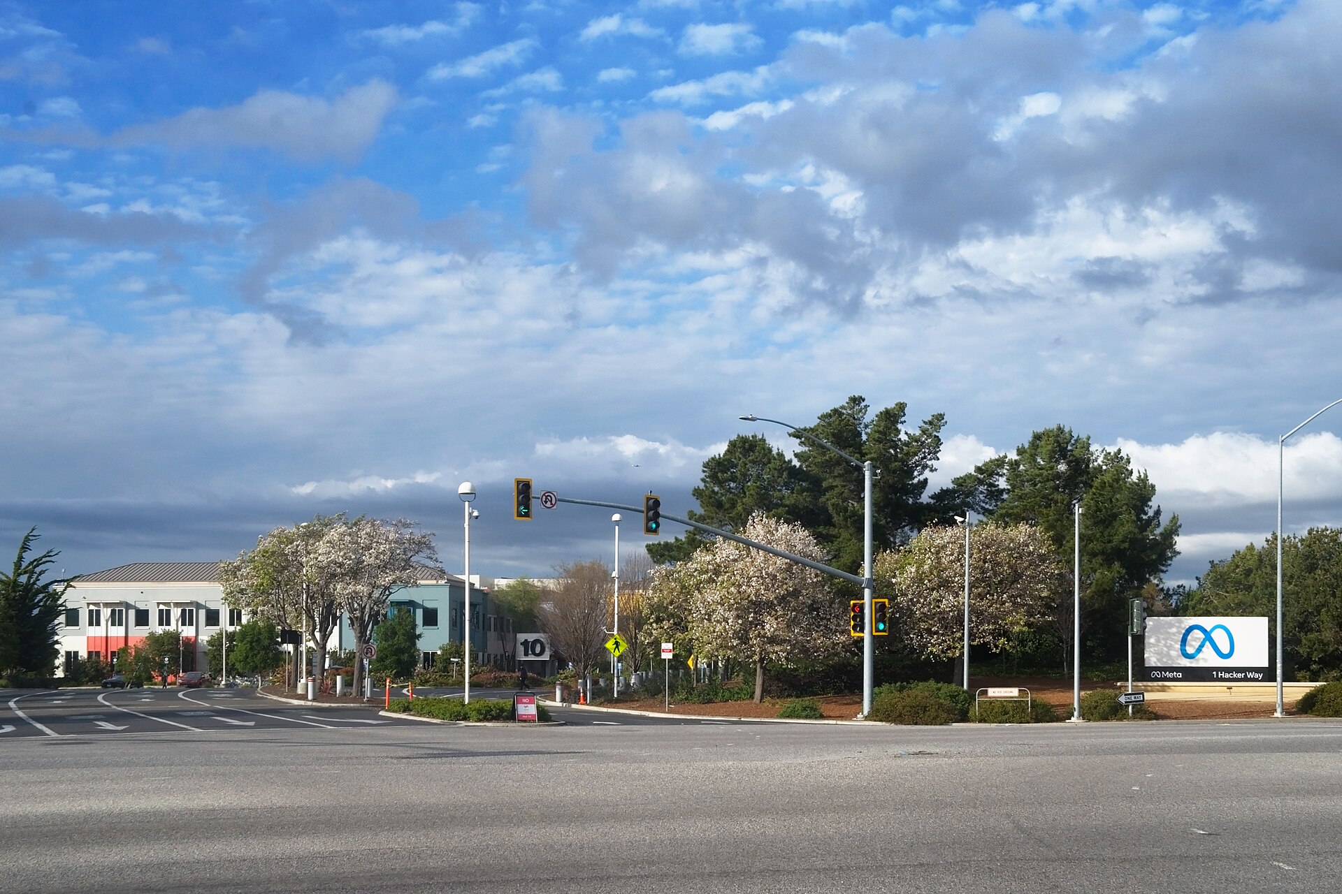L'ingresso della sede di Meta Platforms a Menlo Park, in California, con il logo dell'azienda