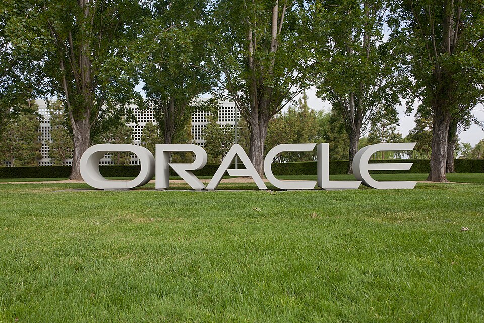 Gli edifici del campus Oracle di Redwood City affacciati sulla laguna