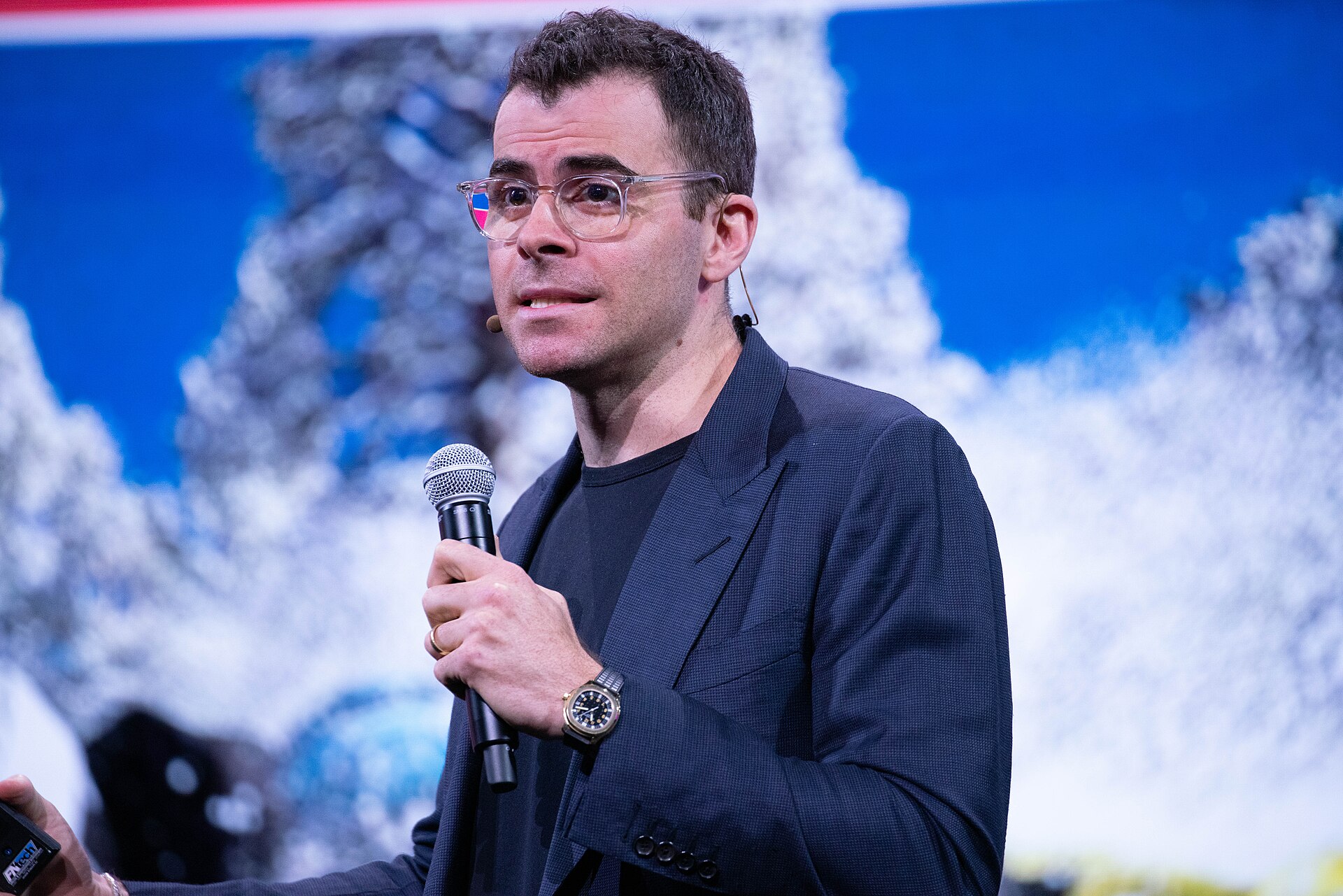 Adam Mosseri, capo di Instagram, parla con un microfono sul palco