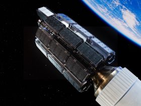 Satelliti Amazon Leo pronti al rilascio in orbita sopra la Terra
