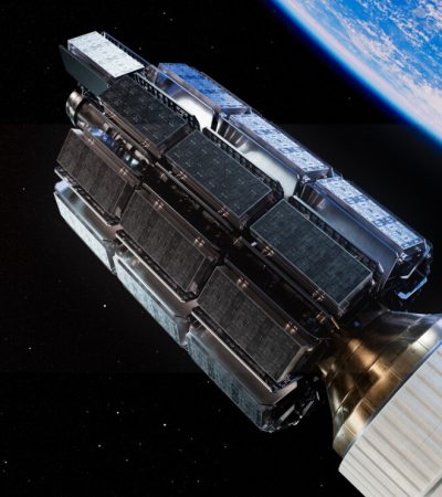 Satelliti Amazon Leo pronti al rilascio in orbita sopra la Terra