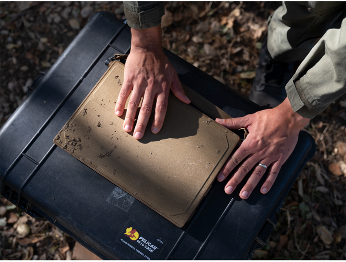 Il laptop rugged Anduril BlueChip appoggiato su una valigia da campo