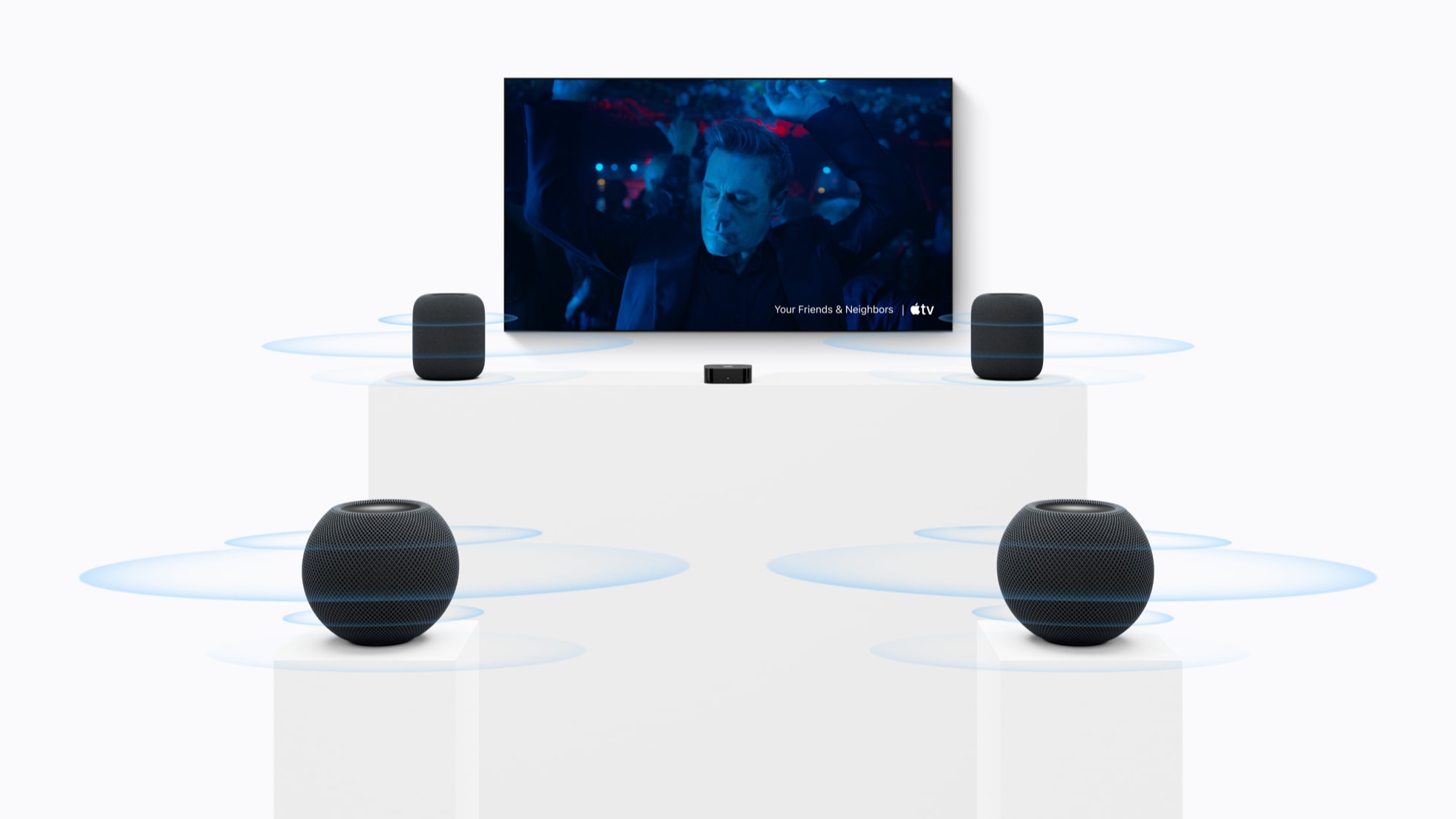 Apple TV 4K con due HomePod davanti e due HomePod mini 2 dietro