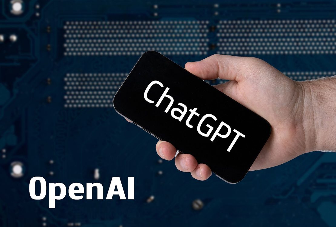ChatGPT iCloud: smartphone con l'app di ChatGPT e il logo OpenAI