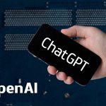 ChatGPT iCloud: smartphone con l'app di ChatGPT e il logo OpenAI