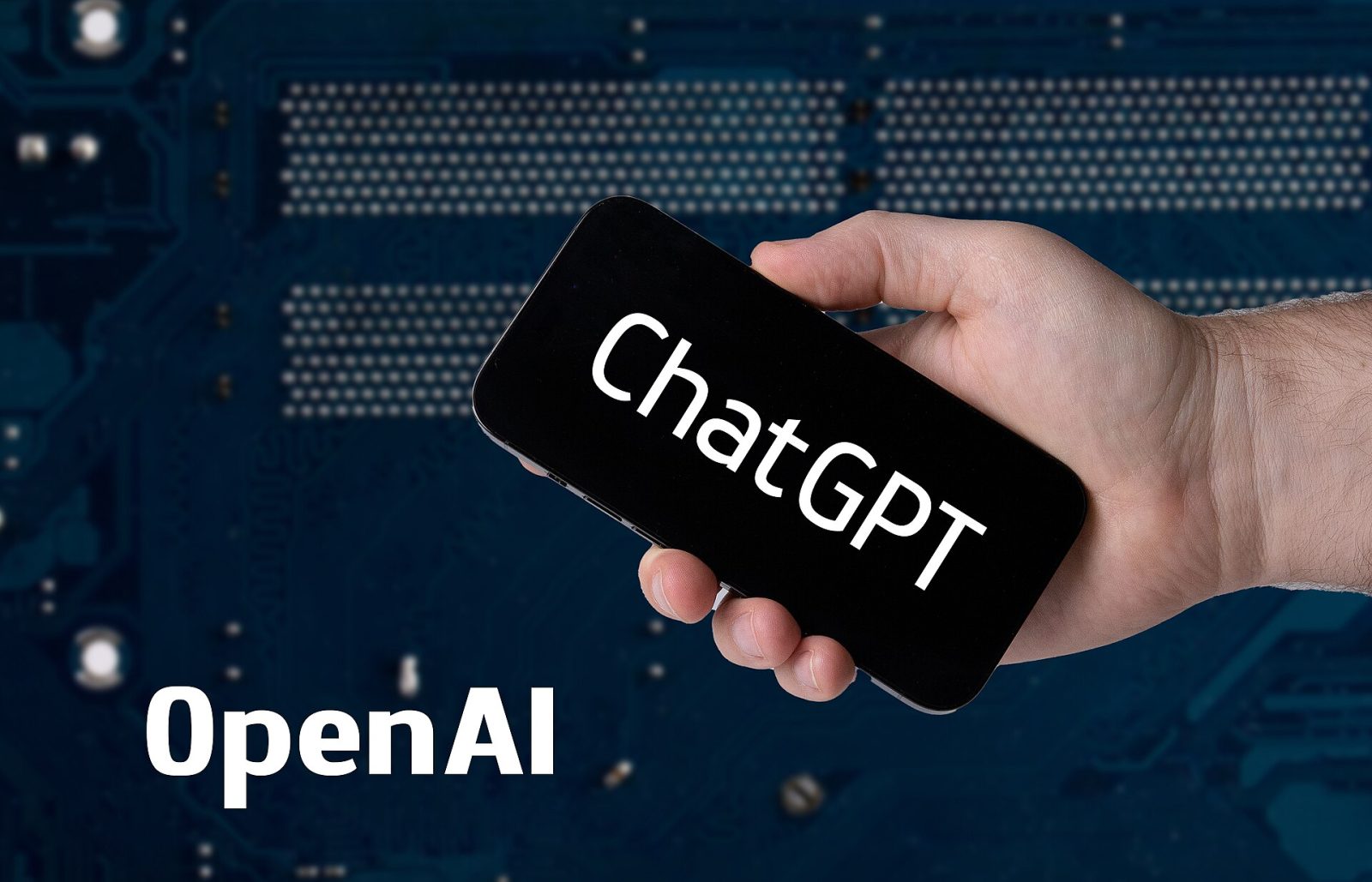 ChatGPT iCloud: smartphone con l'app di ChatGPT e il logo OpenAI