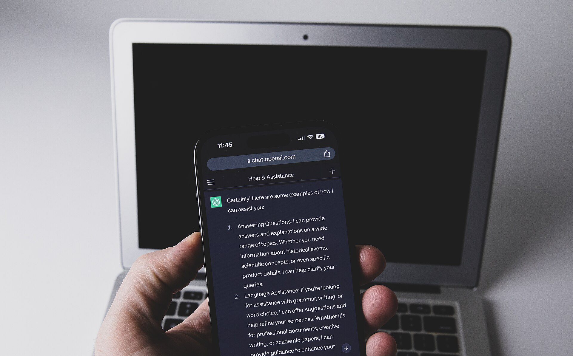 ChatGPT aperto su uno smartphone davanti a un portatile