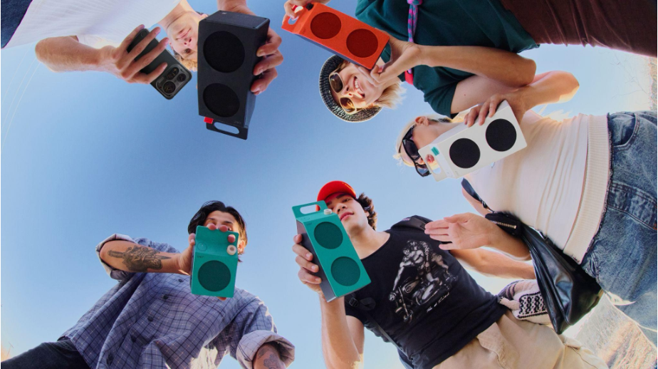 Speaker portatili CMF in diverse colorazioni nella foto ufficiale del lancio