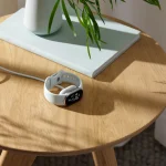Fitbit Edge di Google appoggiato sulla base di ricarica