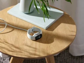Fitbit Edge di Google appoggiato sulla base di ricarica