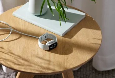 Fitbit Edge di Google appoggiato sulla base di ricarica