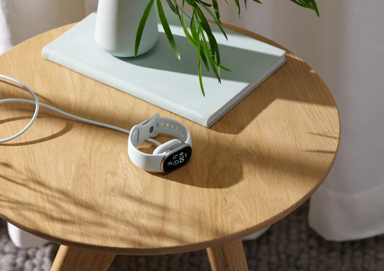 Fitbit Edge di Google appoggiato sulla base di ricarica
