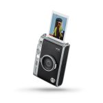 Fujifilm instax mini Evo 2 con una stampa istantanea