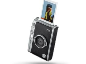 Fujifilm instax mini Evo 2 con una stampa istantanea