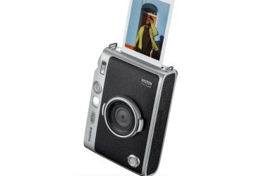 Fujifilm instax mini Evo 2 con una stampa istantanea