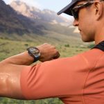 Huawei Watch 6 Pro al polso di un escursionista in montagna