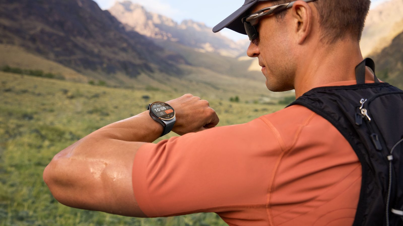 Huawei Watch 6 Pro al polso di un escursionista in montagna