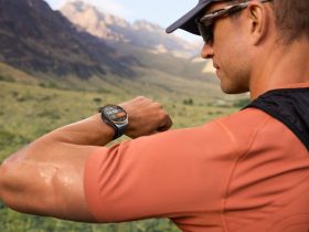 Huawei Watch 6 Pro al polso di un escursionista in montagna